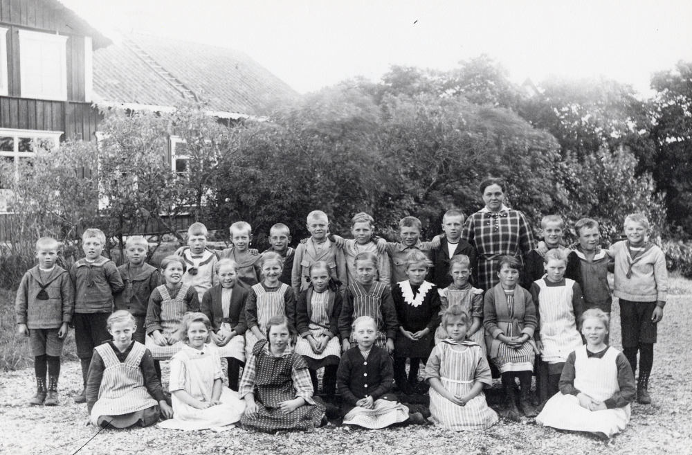 Lärarinnan Ida Högberg tillsammans med skolbarnen utanför Kårsta kyrkskola hösten 1923.  Bakre raden fr v Artur Eriksson, Birger Jansson, Artur Törnkvist, Harry Andersson, Åke Edlind, Tor Watz, Åke Björklund, Helge Söderström, Erik Johansson, Lennart Olin, lärarinnan Ida Högberg, Tore Söderström, Lennart Sundborg och Helge Andersson.  Rad 2 fr v Anna-Lisa Enderberg, Edit Johansson, Signe Andersson, Karin Johansson, Sonja Söderström, Sonja Jonsson, Verna Johansson, Greta Andersson och Karin Karlsson.  Rad 3 Helny Ahlgren, Anna Söderström, Anna-Lisa Karlsson, Gunborg Öman, Maj Hammar och Karin Andersson.