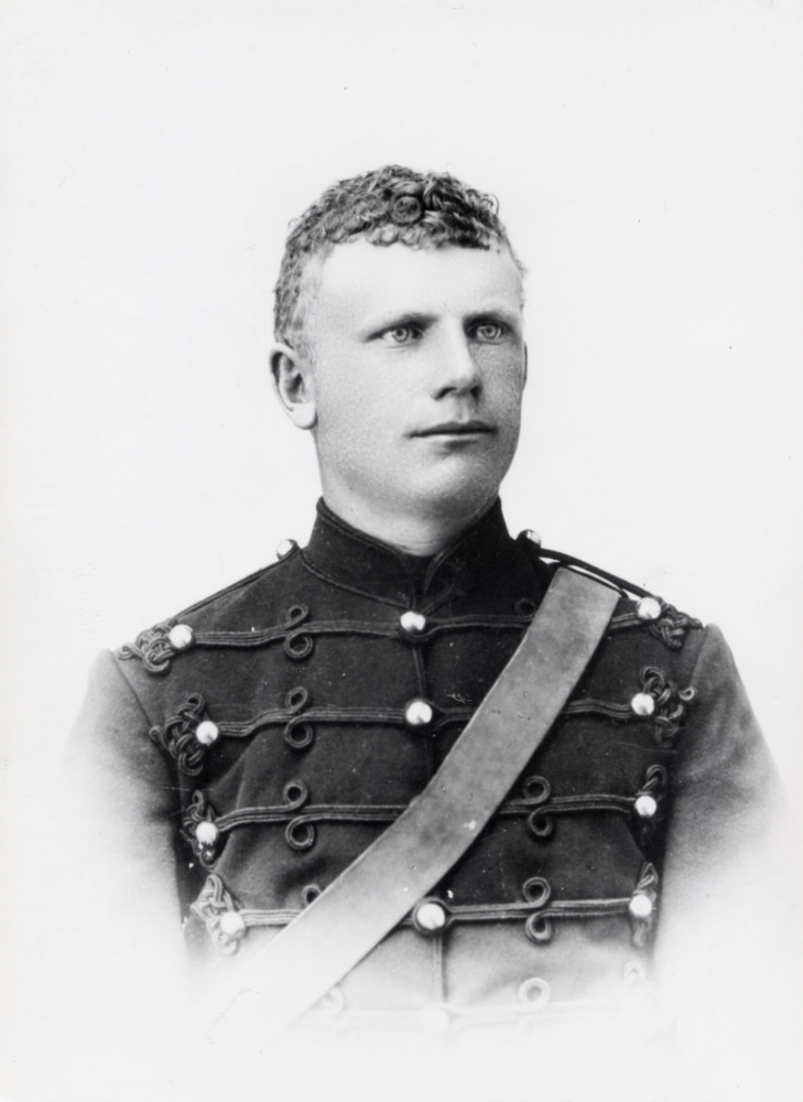 Isak Viktor Eriksson föddes 11 juli 1872 på Bällsta gård, där hans far var rättare. Senare såldes han på barnauktion. Viktor Eriksson arrenderade Skesta gård i Vada och senare Oppgården i Kragsta. Under åren 1907-1919 arrenderade han Täby prästgård, där han dog den 3 april 1919. Han var gift med Elin Lovisa Axelsson