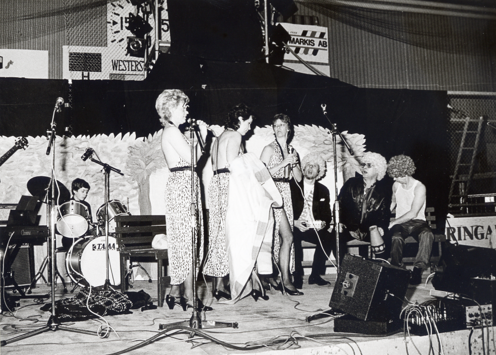 Föreningarna i Vallentuna presenterar sin verksamhet i Vallentuna ishall under mottot Föreningsfestival  helgen 19-20 april. Här  visar Össeby-amatörerna smakprov ur sin revy. På scenen fr v Margareta Rosenlund, Elisabeth Blomdin, Inger Uddén,   Åke Uddén m fl