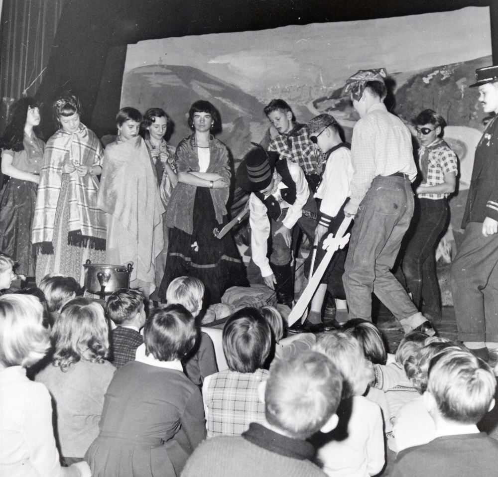 Skolbarnsteater  i  Hjälmsta skola. Behållningen av festen användes till sommarens skolresa