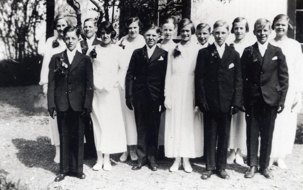 Efter konfirmationen i Orkesta kyrka har konfirmanderna samlats utanför Orkesta småskola. I bakre raden fr v står fr v Margareta Kahl, Stig Andersson, Inez Johansson, Dagny Pettersson, Holger Hedlund, Gunborg Öhman och Hilda Carlsson.  I nedre raden fr v Kurt Johansson, Greta Hedlund, Folke Ström, Edit Häll, Olle Andersson och Ernst Jansson.