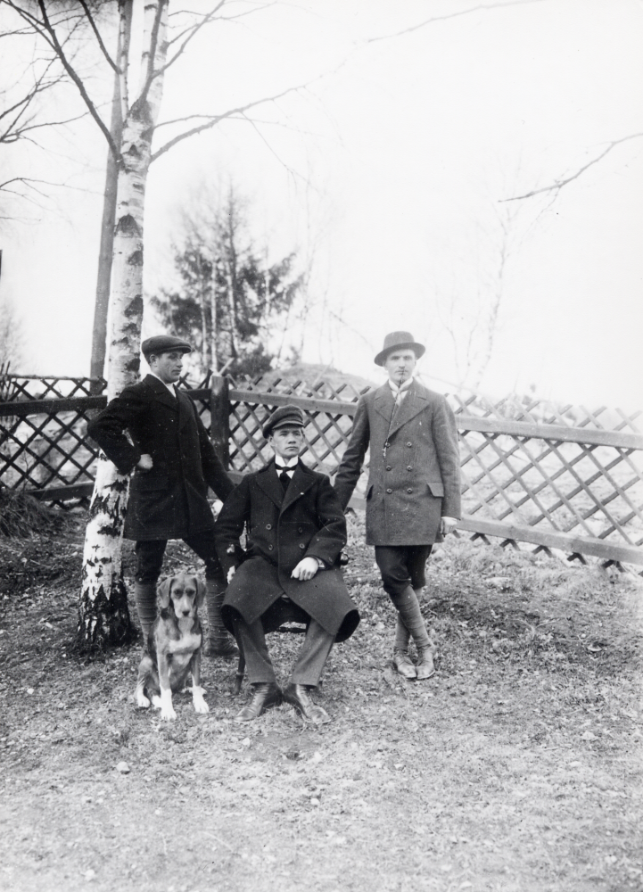 Utanför  Klippan  i Frösunda har tre herrar fotograferats, th  Ernst Jansson  Torsholma, t v  Leonard Jansson  som emigrerade till Spetsbergen, men bland hem och hälsade på.  Mannen i mitten heter ev  Kalén