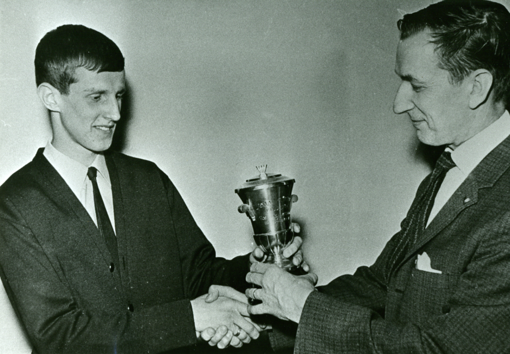 Kurt Lindberg från Brottby  får första pris som bästa junior i Roslagsalliansen 1967.  Prisutdelare är alliansens ordförande Carl Andersson.  Fotografiet har ingått i "100 år av Sport" på Sportcentrum i Norrtälje 2000