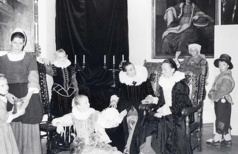 Barn på 1600-talet – ett program för samtliga förskolebarn och barn i årskurs 1 i Djursholm.  Föreställningen ägde rum på Djursholms slott.  Manus är skrivet av Anne Banér och kläderna är sydda av Eva Rahmqvist.  Scenbild och figurer är uppbyggda av tre 1600-talsmålningar (Lelloch Kökspigan, Francken Rubens salong och Rembrandt Tiggare).  Målningarna visades i tre projektorer  och fick sedan liv genom spelet.  Barnen hade förberetts innan genom besök i skolorna av Anne Banér.  Här är föreställningens deltagare fr v Louise Kimby, Lena Lundgren, Albin Holmberg, Helena Banér, Eva Rahmqvist, Brita-Lena Wickbom, Ebba Wickbom och Johannes Wickbom