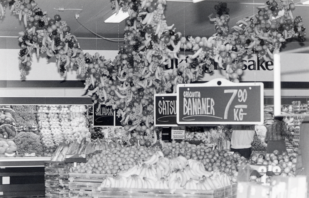 Domus nya varuhus invigs den 21 november 1981.  Här syns frukt- och grönsaksdiskarna