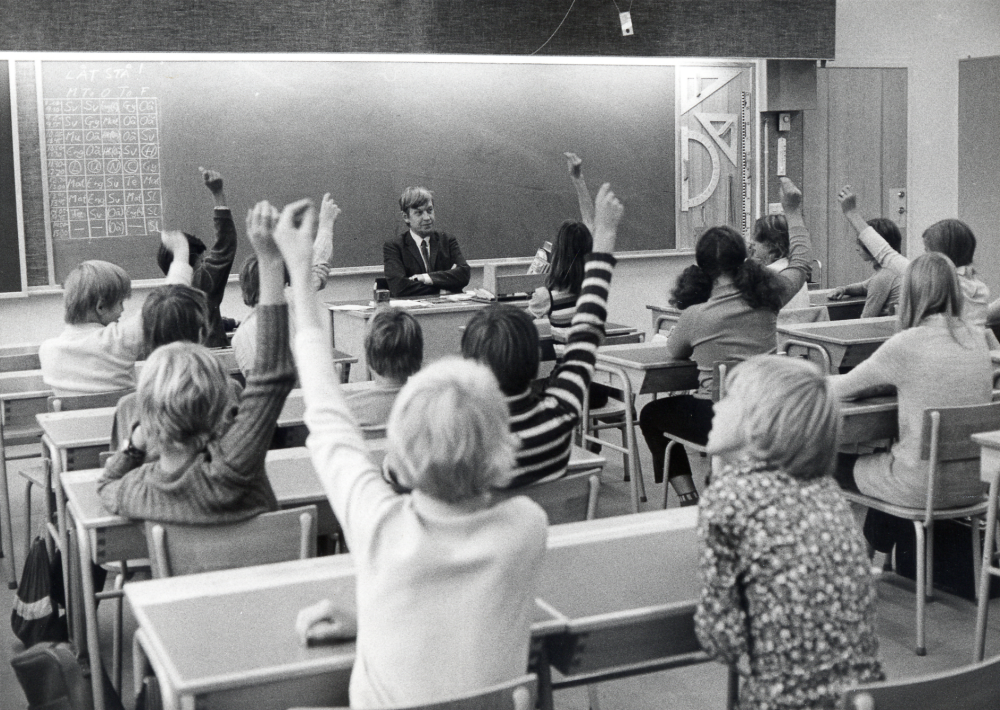 Läraren  Roberto Dünkelberg  tillsammans med klass 6 kc i klassrummet i  Karlbergsskolan