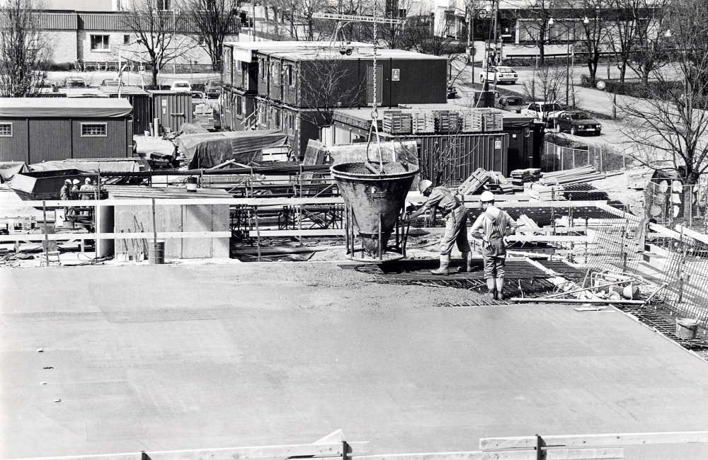 Vallentunas nya kommunalhus byggs sedan den gamla byggnaden rivits.  Gjutningsarbeten pågår över våningsplan 1.  JM Bygg  bygger