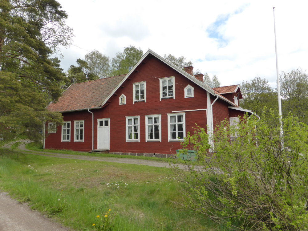 Ekskogens bygdegård sedd från väster. Huvudingång till höger på byggnaden.
Före detta Salby skola. Byggdegården byggdes omkring 1880 och syftet var att bedriva skolverksamhet.  Skolan lades ner i slutet på 1930-talet och gjordes sedan om till byggdegård. Bygdegården drevs först i kyrkans regi och sedan i kommunens. Ekskogens bygdegård har länge varit viktig samlingsplats för Kårstabygdens innevånare och har använts som biograf, för fester och sammankomster av olika slag.