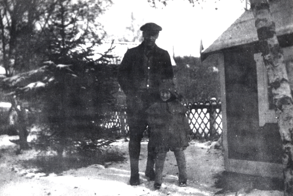 Ingrid Jansson och hennes pappa Helge Jansson (Jirstedt) vid lekstugan i Fridal. Om Fridal funnits kvar hade adressen varit Tunavägen 5