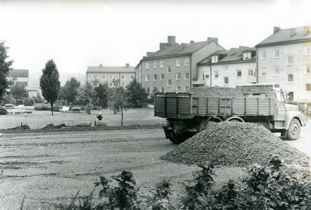 Anläggningsarbete för nya parkeringsplatser vid Kommunalhusparken pågår i september 1973.
•Fotografiet ingår i bildserien ”Vardagsliv i Vallentuna kommun” av Rachael Gough-Azmier & Gunilla Blomé, Haga Studios HB.