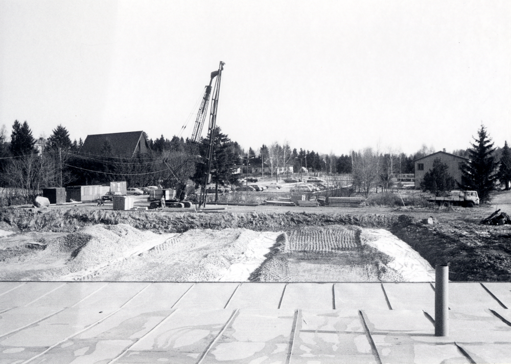 Ett nytt Domusvaruhus byggs i Vallentuna centrum norr om Konsumhuset.  Efter schaktningsarbeten för det blivande Domusgaraget  täcks marken av ett lager makadam
