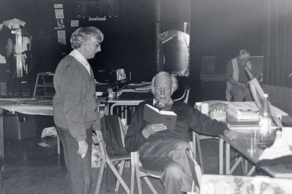 Siv Jonsson och Åke Carlestam deltar i utställningsarbetet med Bibel 2000 i Vallentunasalen.  I bakgrunden arbetar Thord Stodeus med de elektriska installationerna.  Utställningen visades i samband med att den nya bibelöversättningen Bibel 2000 presenterades. Utställningen invigdes 27 november och pågick till 12 februari 2000