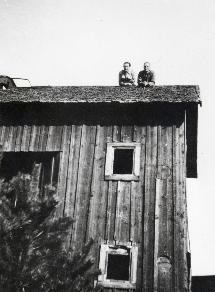 Brottby kvarn i Össeby-Garn.  På kvarnens tak syns t v Algot Ranebratt och t h Nils Blom