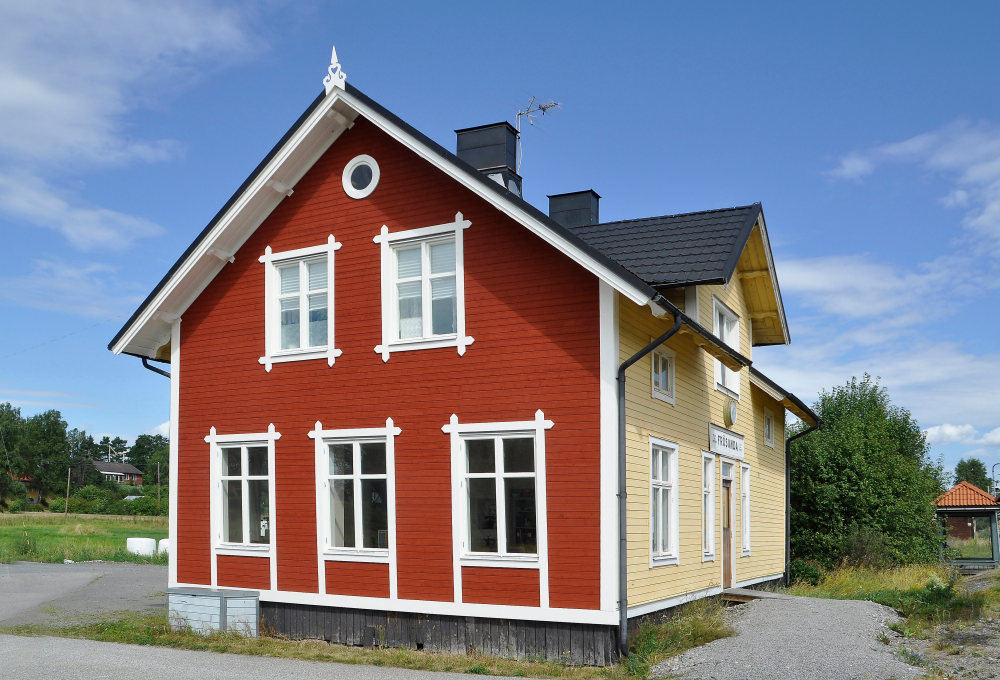 Frösunda stationshus byggdes 1885 och timmerfasaden målades då med röd slamfärg. Så småningom fick den en utanpåliggande panel som målades gul. Den panelen var i dåligt skick 2017. Hembygdsföreningen som äger stationshuset  tog bort den gamla panelen på husets södra vägg. Den ursprungliga rödfärgen blev då synlig. Sedan lades på ny panel som rödfärgades, lister och takpynt återställdes och väggen återfick sitt ursprungliga utseende. Målet för hembygdsföreningen är att återställa hela huset så snart det finns pengar.