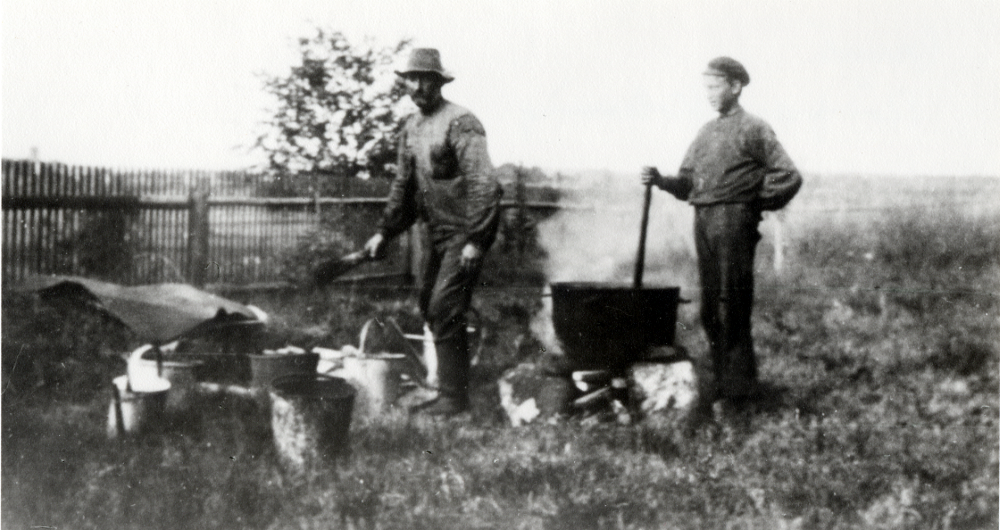 Valentin Nilsson  kokar  rödfärg  på Ormsta gård tillsammans med  Josef Glassel, son till arrendatorn på Ormsta gård,  Gustav Glassel

Olika namnuppgifter lämnade:  Pojkens namn är Valentin Nillson