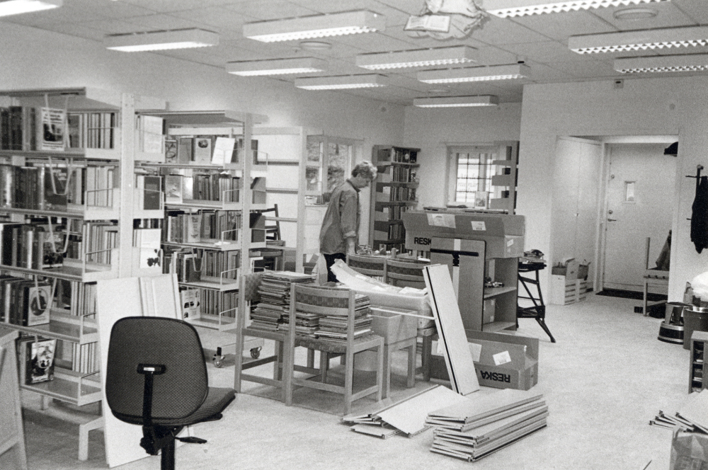 Karby bibliotek får nya lokaler vid Karby torg i samarbete med ICA och posten.  Ombyggnadsarbeten pågår.  Posten upphörde i Karby, ICA övertar den verksamheten och öppnar inom kort Post i butik.  Gunvor Svensson arbetar för att få biblioteket klart  till invigningen den 24 april.  Barnavdelninges vägghyllor är nu på plats