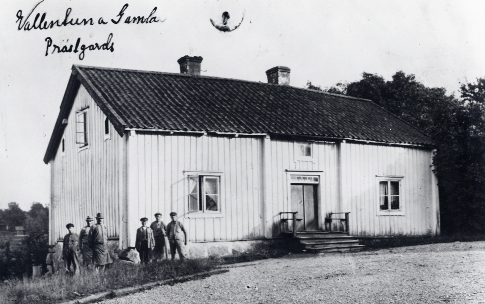 Arrendatorsbostaden vid Vallentuna kyrka låg nedanför Prästgården, parallellt med järnvägen. Huset revs i samband med prästgårdens renovering 1930. Se skiss på registerkortet utförd av Aina Bornholm i studiecirkeln 'Att minnas Vallentuna'