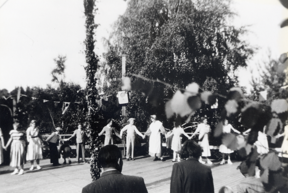 Midsommardans vid Söderby hage i Orkesta. 
