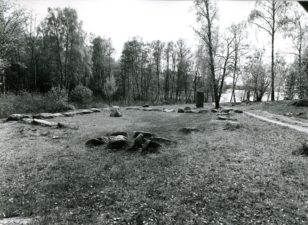 Runstenar med beteckningen U225 och U226 i Bällsta, cirka 400 m söder om Vallbostrand (tidigare Bällsta gård) och cirka 50 meter öster om Vallentunasjön.