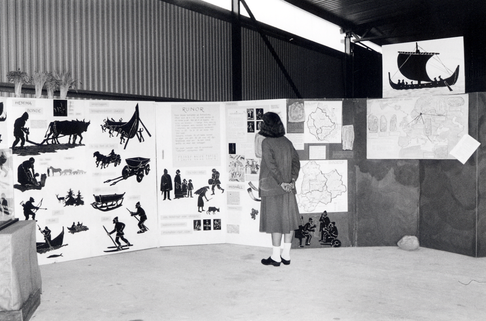 Nordiskt amatörarkeoogiskt utgrävningsläger i Granby 3-29 juli –ett samarbetsprojekt mellan Riksantikvarieämbetet, hembygdsföreningerna i Vallentuna och Folkhögskolan på Biskops-Arnö. I vagnhallen vid Granby gård arrangerade kulturnämnden vikingautställning och sålde böcker och informationsmaterial.  I bildens mitt står Lena Lundgren, Vallentuna bibliotek