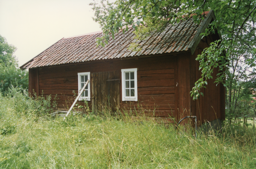 Byggnad vid Husby gård. Mangårdsbyggnaden på Husby gård hyser ett gårdsmuseum. Patron Gustafsons hem och samlingar utgör stommen i museet.