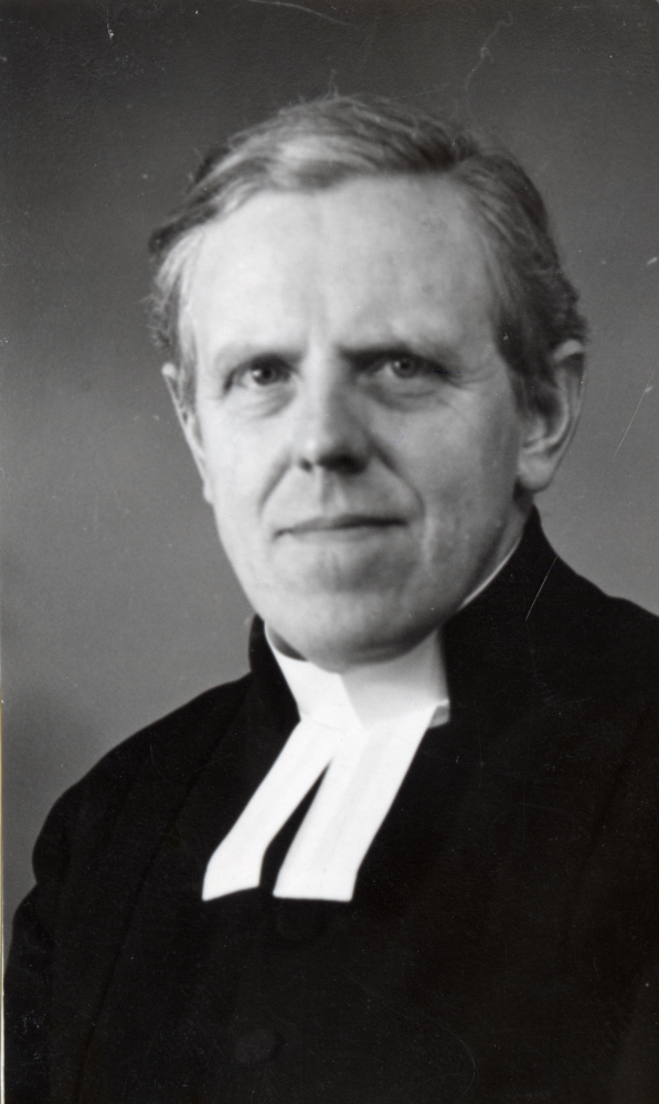 Kyrkoherde  Sven Vängby  tjänstgjorde i Vallentuna församling under tiden 1928 till 1963. Uppgift om fotoår saknas, men troligen 
 1950-talet.