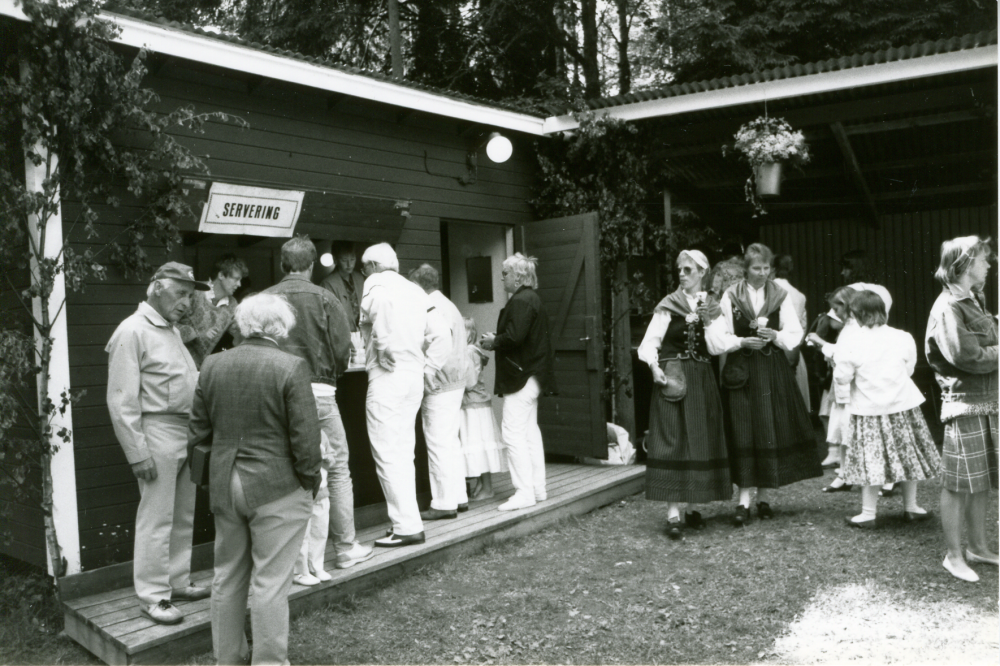 Midsommarfest vid Dragonhagens dansbana. Dragonhagen ligger mellan Lövstalund och Lövhamra längs gamla Norrtäljevägen i Össeby-Garns socken. Dans anordnades här ända in på 1980-talet. Midsommarfesten och Höstfesten var stående begivenheter. Socialdemokraterna anordnade Midsommarfesten och Centern Höstfesten.