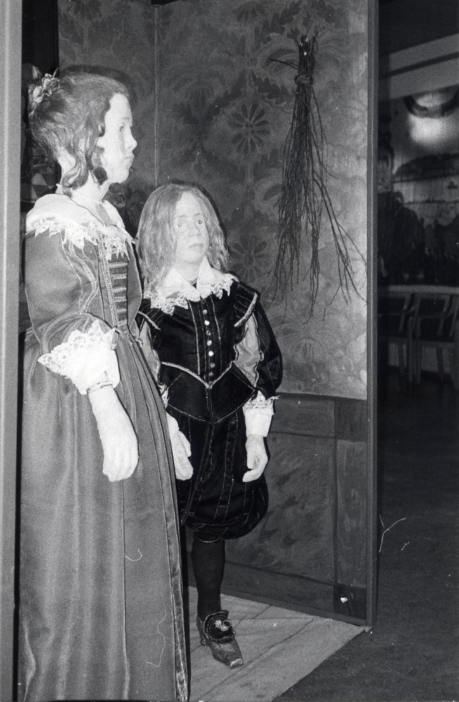 Barn på 1600-talet, en utställning i Vallentunasalen 2-26 september med tre uppbyggda miljöer från högre stånd, allmoge och Allmänna barnhuset gjorda av Eva Rahmqvist. I utställningen ingick visningar av Anne Banér för skolbarn, samt en teaterföreställning 'En vanlig dag år 1630', där livet åskådliggjordes med hjälp av målningar och teater. Här är två barn ur högre stånds-miljön