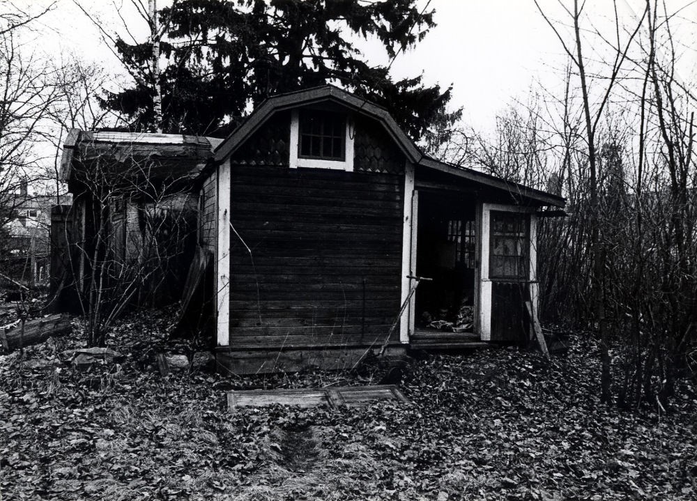 Tvärvägen 83 kallades Vänbo. Huset byggdes 1912. Fastighetsbeteckningen var Rickeby 1:91. Huset revs hösten 1985 inför bygget av flerfamiljshus i kvarteret. Vänbo låg mitt i kvarteret med en lång gång in till huset från Tvärvägen. På tomten fanns även detta hus