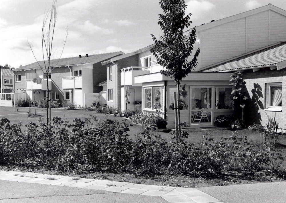 Bostadsområdet Örtagården i Bällsta. Här låg tidigare Heidmarks handelsträdgård. I väster begränsas området av Vallentunasjön och i öster av Bällstavägen. Adress: Örtagårdsvägen. Träd och buskar har planterats för att göra området trivsamt
