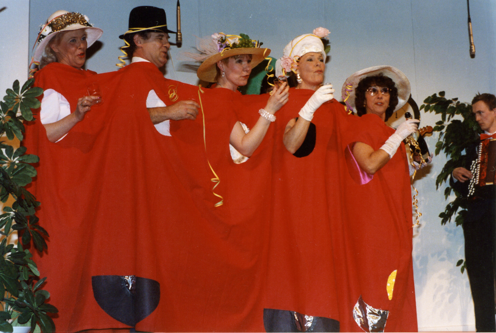 Össebyamatörerna 1995. "Norrtäljebussen" med Margaretha Rosenlund, Thomas Pettersson, Kim Mannberg, Carina Brunnberg och Ann-Mari Bacci. Lokal: Karbyskolan