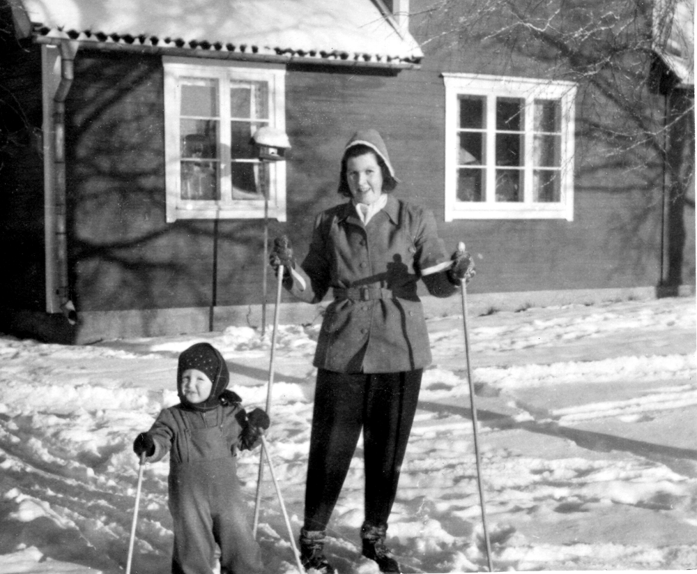 Gunnar Pettersson, son till Maj och Ragnar Pettersson, åker skidor tillsammans med mamman Maj Pettersson utanför Björkhult i Ormsta, där familjen var bosatt fram till 1952.  Björkhult låg väster om nuvarande Ormstavägens utfart mot Lindholmsvägen där Hagavägen svänger in mot det som idag är Haga- och Murstensvägen.  På Björkhult bodde tidigare Gunnars mormor och morfar Hulda och Rickard Linder