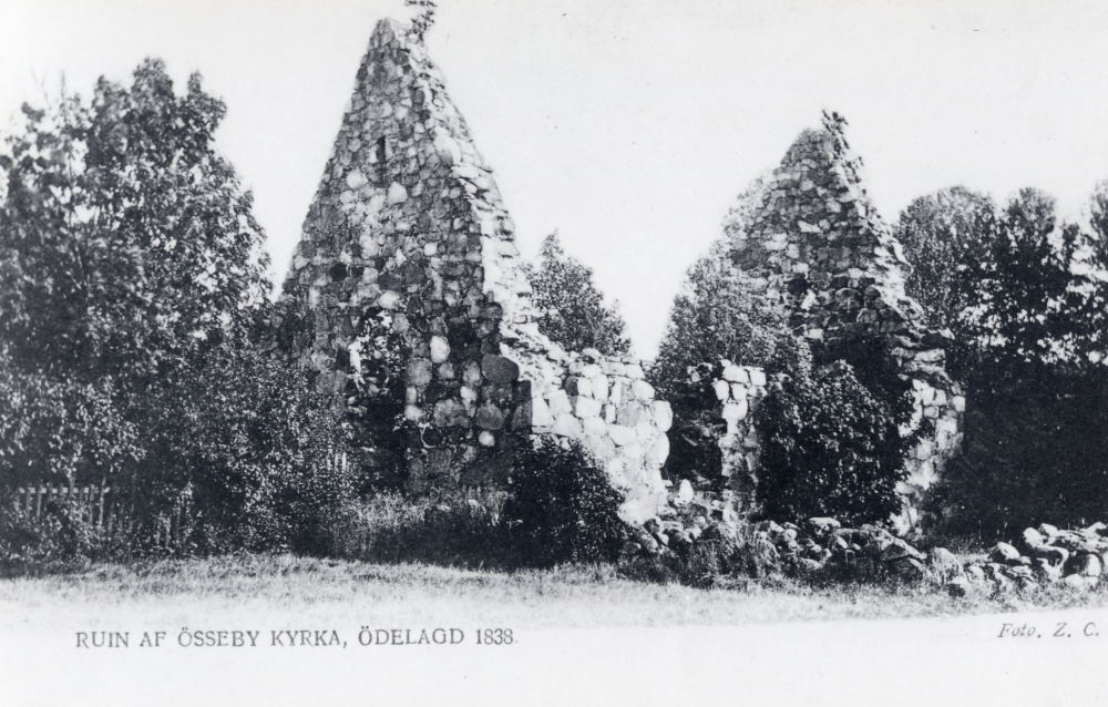 Össeby kyrkoruin, ödelagd 1838. 1837 beslutades att socknarna Össeby och Garn skulle slås samman till Össeby-Garns socken. Församlingen hade inte råd att hålla två kyrkor, därför övergavs Össeby kyrka 1838. 1963 bildades Össeby kyrkoruin - förening för dess restaurering och vård, under vilkens överinseende ruinen restaurerades så att en första gudtjänst kunde hållas 23 maj 1974.  Ruinen återinvigdes till kyrka av biskop Ingmar Ström 1976.