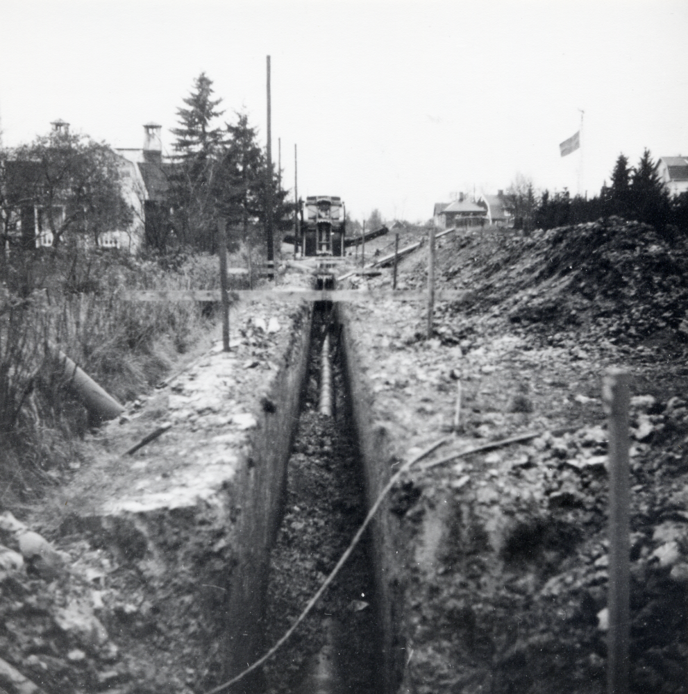 Rörgraven norrut från Banvägen mot Ormsta vid Marieborg.  Flaggan är hissad på halv stång p g a kung Gustav V:s död.


Osäkert om platsen är rätt angiven