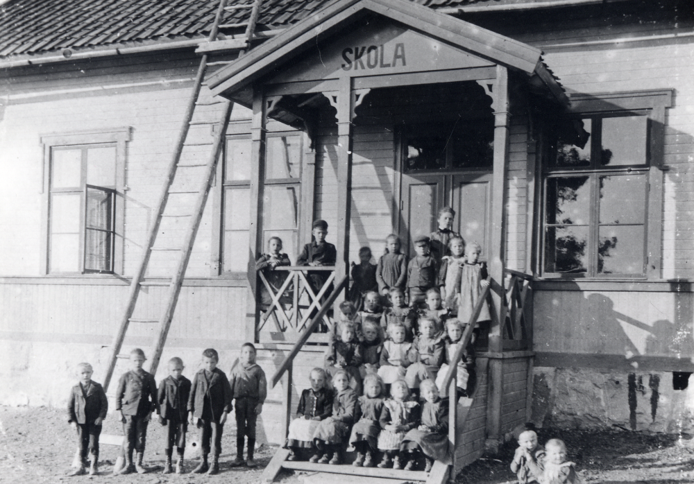 Lärarinnan Lisa Barthelsson tillsammans med skolbarnen utanför Sunnanå skola