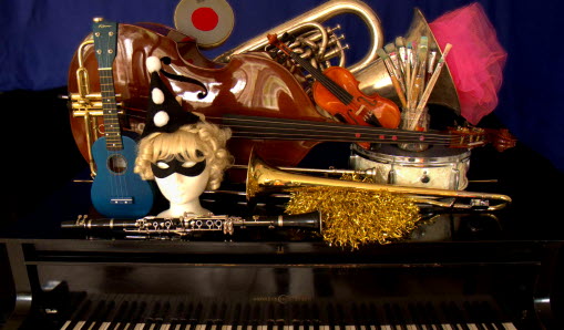 Flera instrument placerade på ett piano.