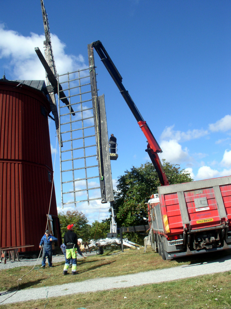 I september 2007 renoveras vingarna på Väsby kvarn.