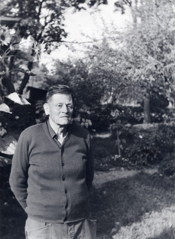 Helge Jansson  föddes 1903.  Han bodde på  Åvasta gård  i Frösunda och hade en hushållerska som hette  Helga Andersson.   Hon var syster till Helge Andersson, Hamra.  Helge Jansson var verksam inom  Blå bands-rörelsen.    Uppgifter från Studiecirkeln Ejnar Carlsson – en man och hans bilder