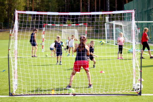 Barn som spelar fotboll