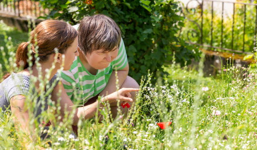 Två kvinnor tittar på blommor