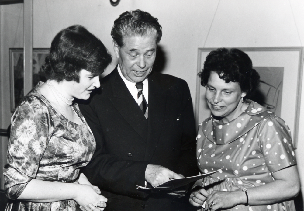 Övning i Vallentuna hembygdskör. Från vänster körens solist Greta Ljungberg, dirigenten och körens grundare Josef Andersson och Irma Kullberg (som varit medlem i kören sedan den bildades omkring 1928