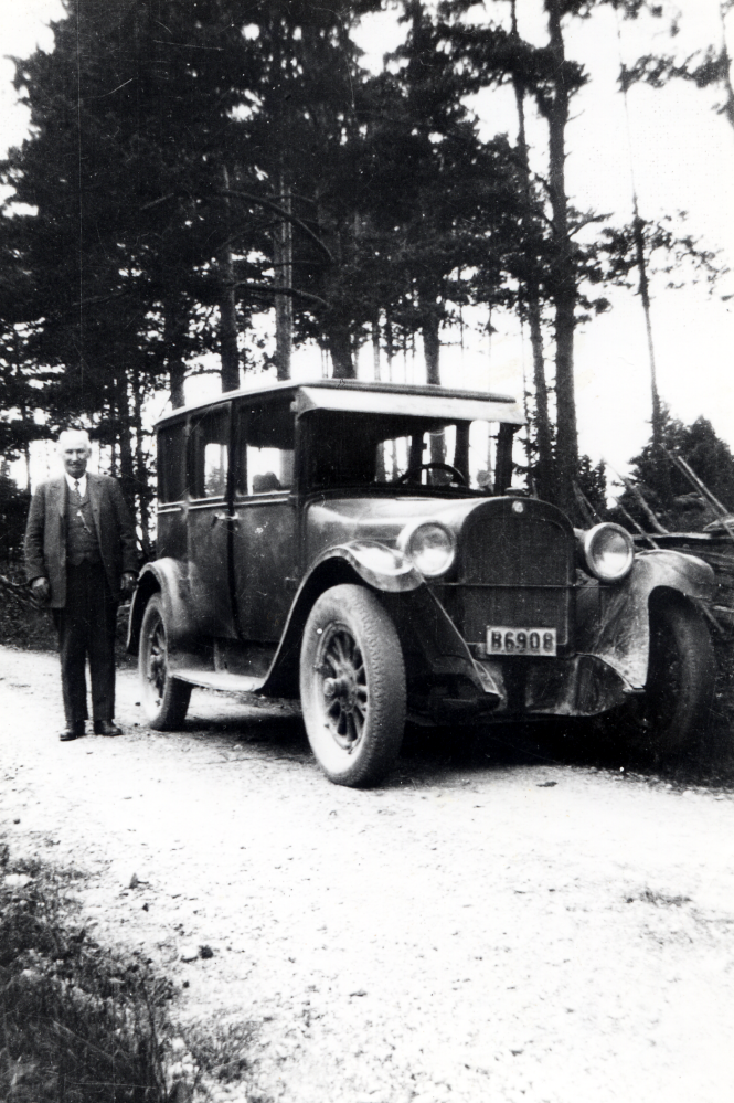 O E Mattsson från Bergs gård står bredvid en personbil av märket Buick.  Bilen tillhörde Algot Laurell