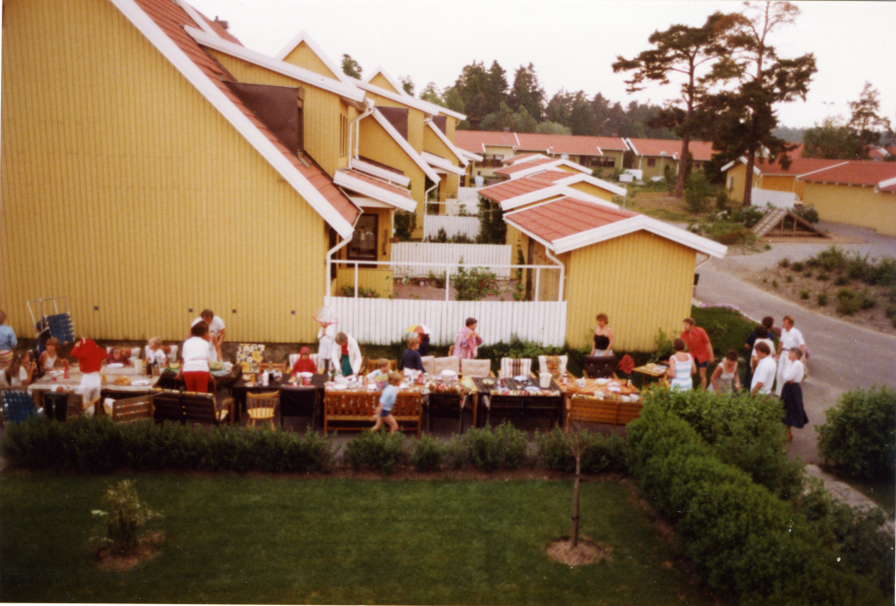 Området har tre infarter. Denna bild är tagen inom den del av omrpdet som har infart Ekebyvägen 11-155. Villabebyggelsen uppfördes i slutet av 1970-talet.