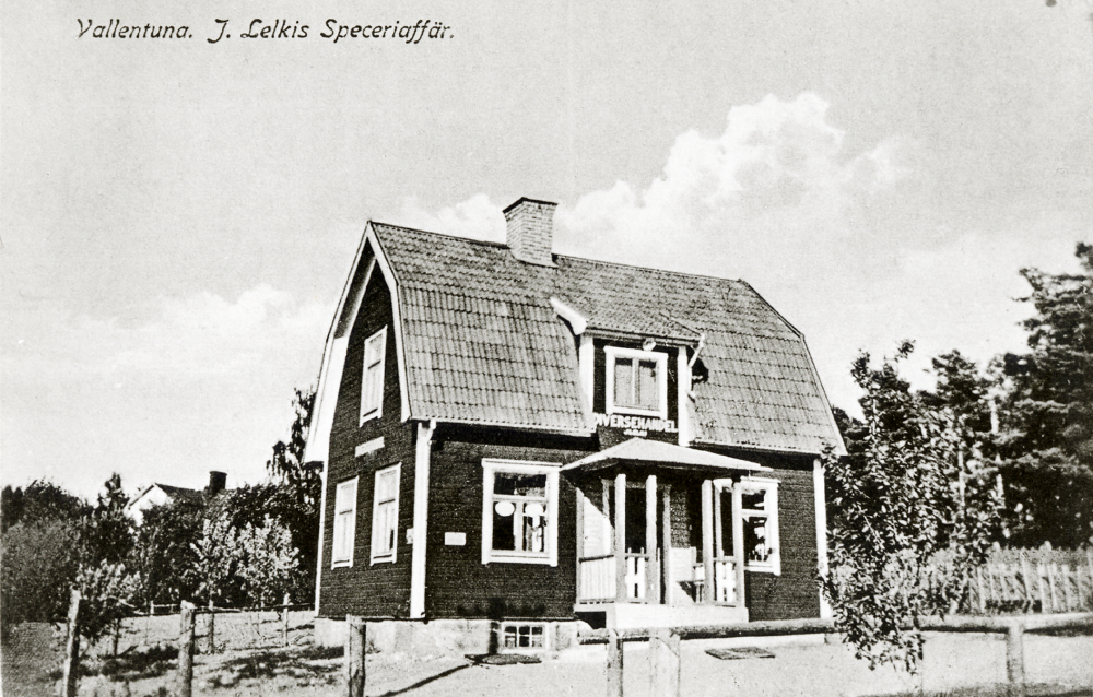 Joh. Lelki och Oskar Lelki uppförde affären J Lelkis speceriaffär 1912. Fastigheten kallades Lottenlund och ligger fortfarande 1989 kvar som bostadshus i korsningen Angarnsvägen och Åbyholmsvägen Se Lanthandlare i vallentunasocknarna vid Roslagsbanan