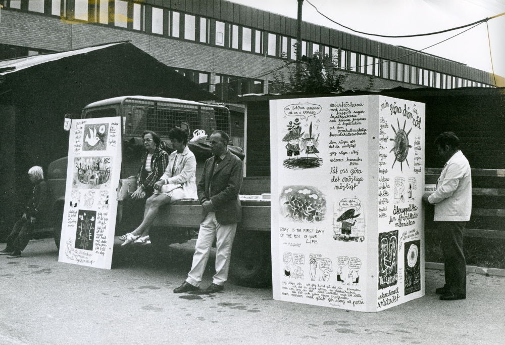 Socialdemokraternas torgmöte vid Tunahuset.
•Fotografiet ingår i bildserien ”Vardagsliv i Vallentuna kommun” av Rachael Gough-Azmier & Gunilla Blomé, Haga Studios HB.