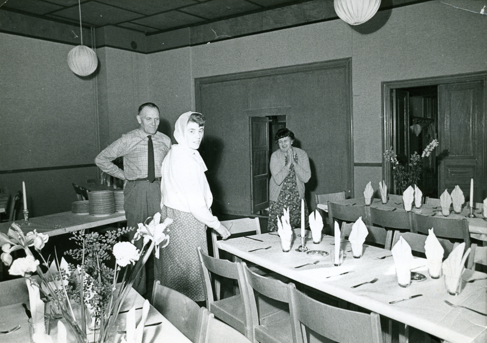 I Markims församlingshus har det dukats till kalas då Gerhard Holm firar sin femtionde födelsedag. På bilden syns Gerhard med svägerskan Anna-Lisa och längst till vänster hustrun Linnéa.