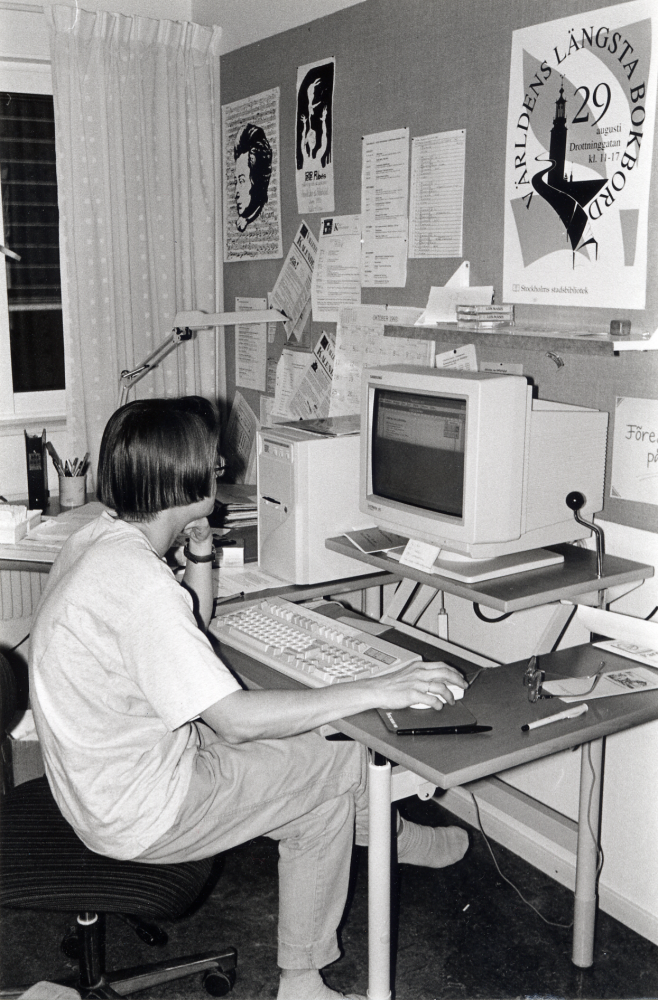 Vallentuna kulturkansli. Iréne Gustafson arbetar vid datorn med bildtexterna till utställningen Vallentuna på 1700-talet – en utställning i Vallentunasalen under historieåret 1993