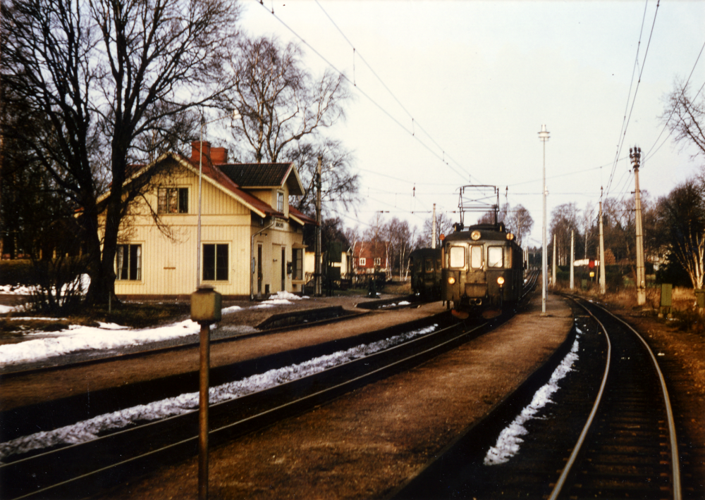 Lindholmens järnvägsstation. Sommaren 1973 slog blixten ner i stationshuset och taket samt övre våningen förstördes av brand. Nisse Jansson, som bodde i bostaden 1 trappa upp fick flytta till en ledig lägenhet i Norrgården i Vallentuna under reprartionsarbetet