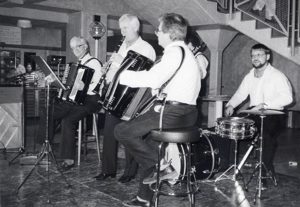 I  Kulturcaféet Traversen  cafeterian i  Vallenetuna gymnasium  spelar  Femman  Fr v  Lennart Blom    Gunnar Fransson   Robert Eklöf   Gunilla Rudäng  skymd, och vid trummorna  Ingemar Rudäng