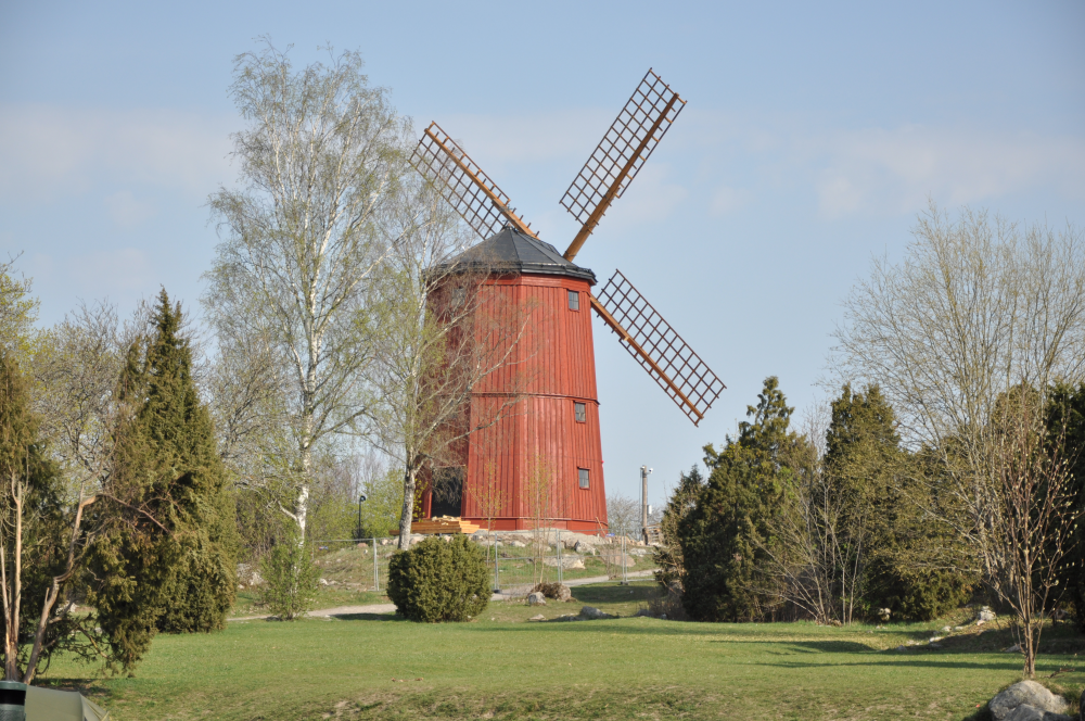 Väsby kvarn återuppbyggs hantverksmässigt i trä. Den nya kvarnen ser till det yttre ut som den nedbrunna Väsby kvarn men saknar kvarnens funktioner. 

Bakgrund: Väsby kvarn uppfördes omkring 1865 och var i bruk fram till 1912. Vallentuna hembygdsförening fick kvarnen som gåva 1959 av den sista ägaren till Väsby gård, Hanna Carlsson.Genom sitt läge på en liten höjd mellan Vallentuna kyrka och Kvarnbadet har Väsby kvarn utgjort ett välkänt landmärke och blivit en symbol för Vallentunabygden. Väsby kvarn totalförstördes vid en brand den 30 mars 2008. En omfattande yttre renovering av kvarnen var just avslutad och den inre renoveringen skulle påbörjas under 2008. I oktober 2017 tog kommunfullmäktige beslut om att återuppbygga landmärket Väsby kvarn i ett samarbete mellan Vallentuna kommun, innevånare, näringsliv och ideella krafter.